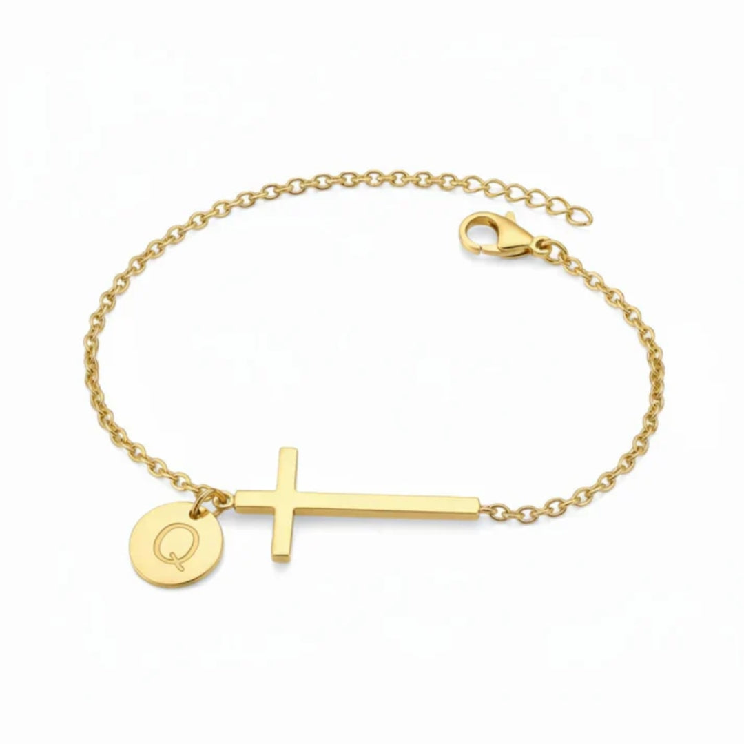 Armband met kruis en gepersonaliseerde letter