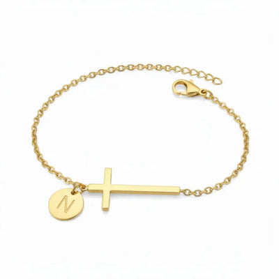 Armband met kruis en gepersonaliseerde letter