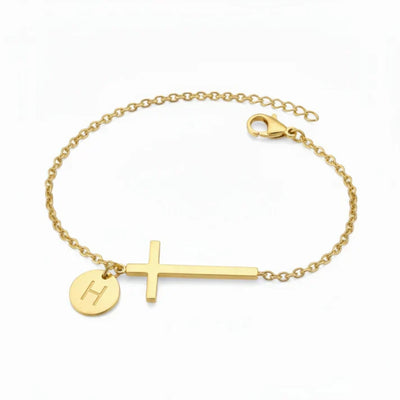 Armband met kruis en gepersonaliseerde letter
