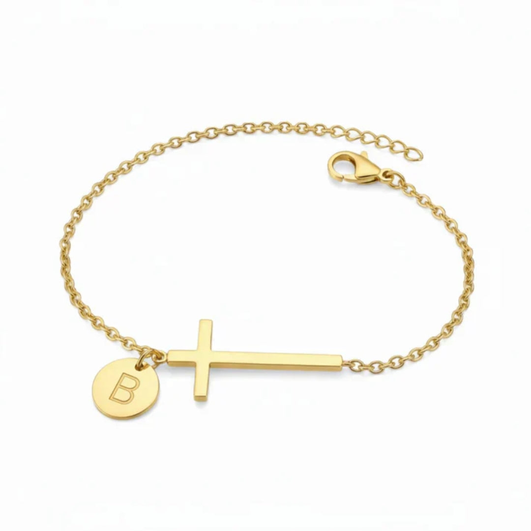 Armband met kruis en gepersonaliseerde letter