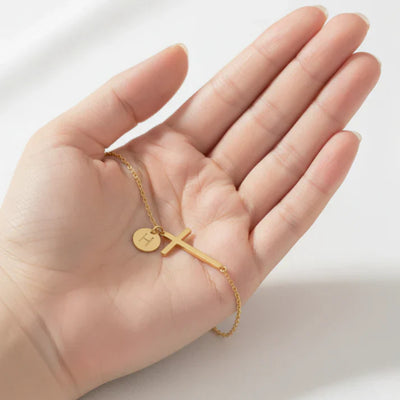 Armband met kruis en gepersonaliseerde letter