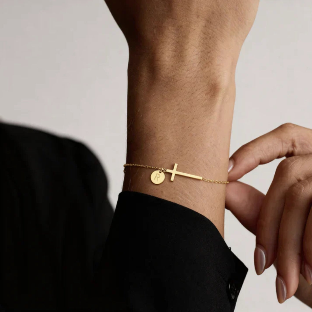 Armband met kruis en gepersonaliseerde letter