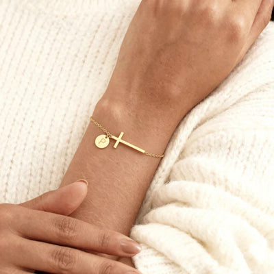 Armband met kruis en gepersonaliseerde letter
