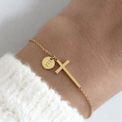Armband met kruis en gepersonaliseerde letter