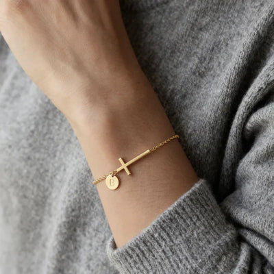 Armband met kruis en gepersonaliseerde letter