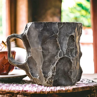 Koffiemokken met mineraal kristallen