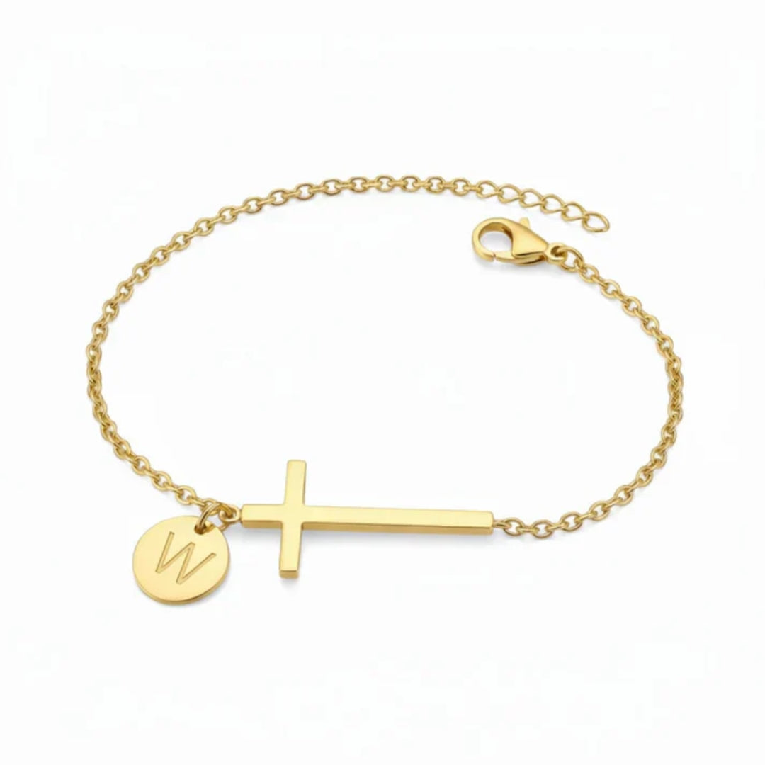 Armband met kruis en gepersonaliseerde letter