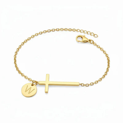 Armband met kruis en gepersonaliseerde letter