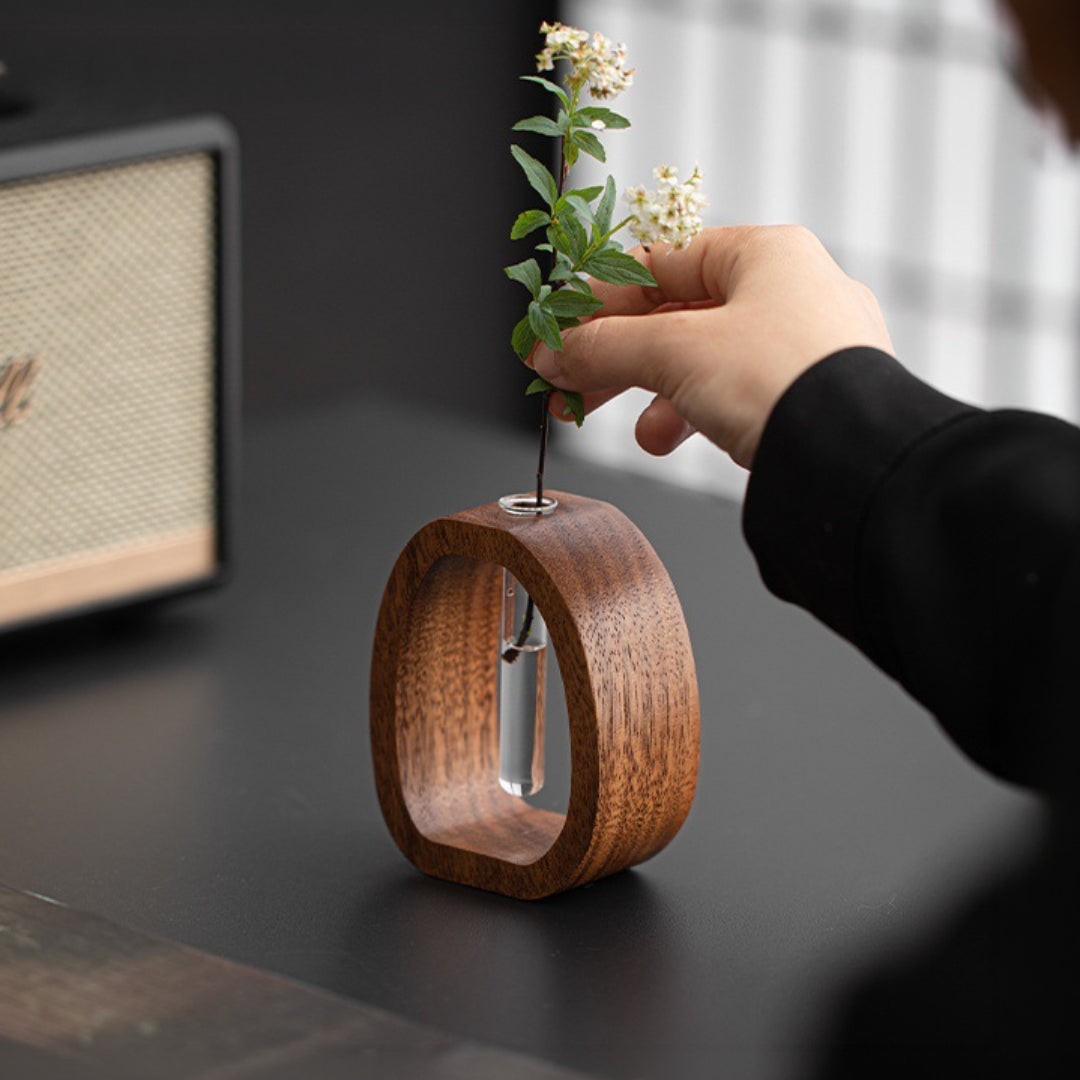 Walnoot Loop Vaasje - Sculpturaal Design voor Bloemen