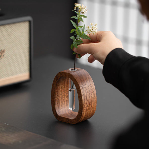 Vase Loop en noyer - Design sculptural pour fleurs