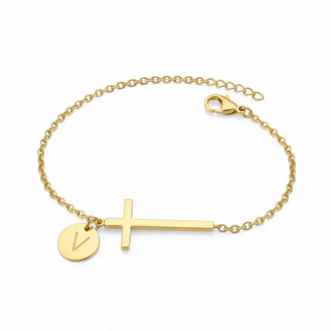 Armband met kruis en gepersonaliseerde letter