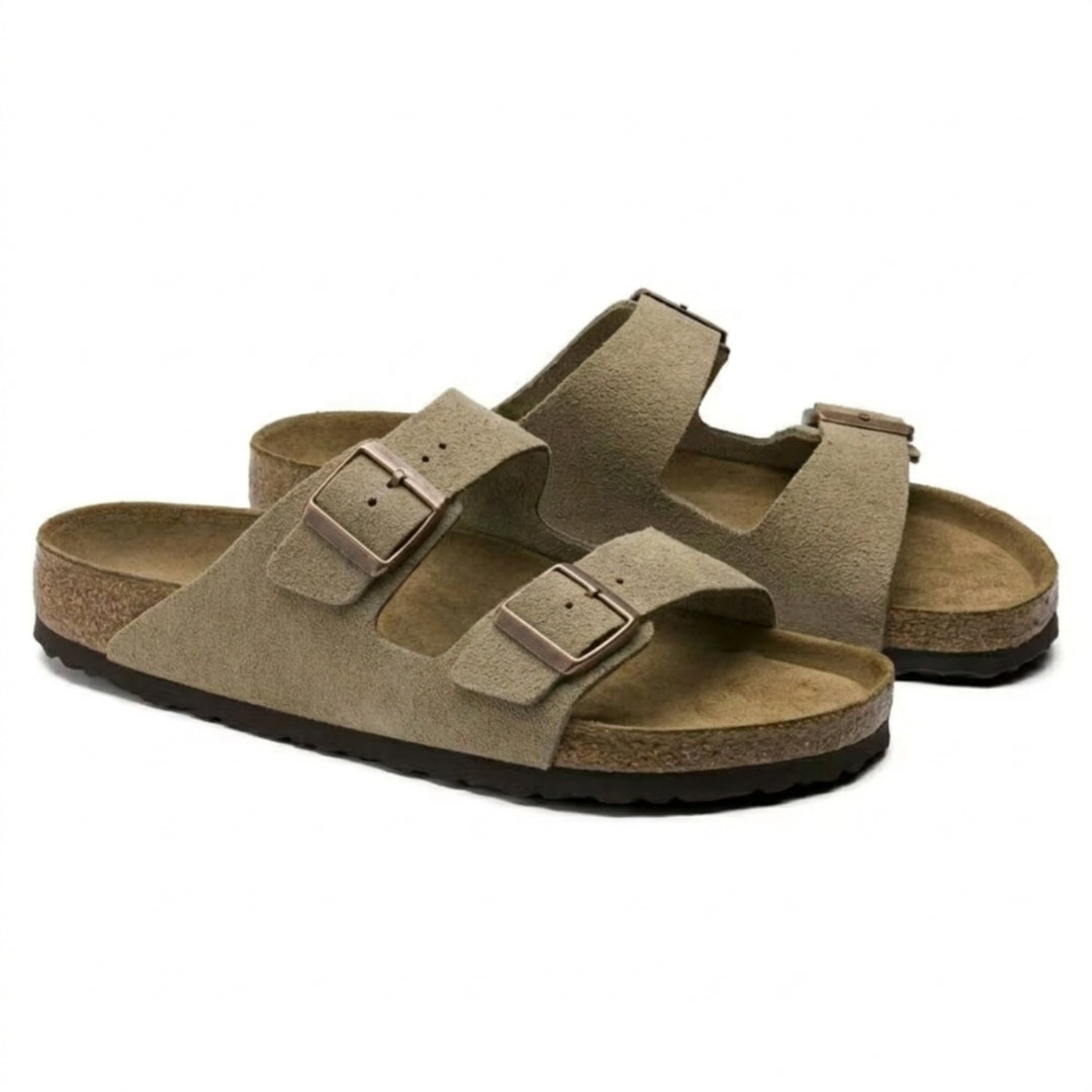 AMAZONE - Taupe Suède Casual Sandalen Met Anatomisch Voetbed
