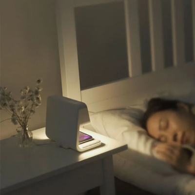 3-in-1 Wekker - LED Nachtlamp met Draadloze Oplader