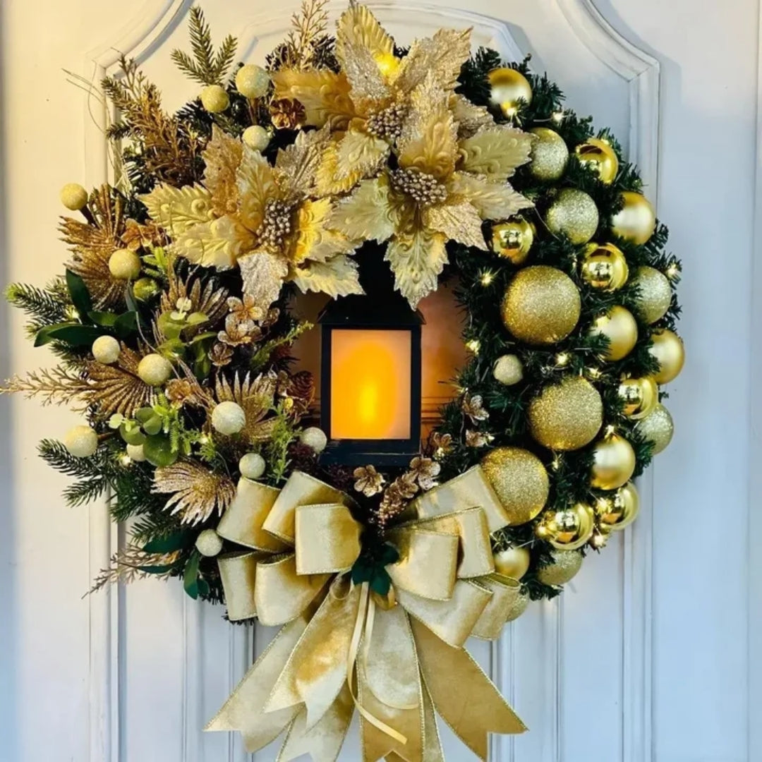 Kerstkrans met Gouden Kerstballen, Bessen en Verlichting