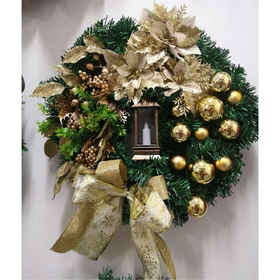 Kerstkrans met Gouden Kerstballen, Bessen en Verlichting