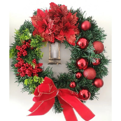 Kerstkrans met Gouden Kerstballen, Bessen en Verlichting