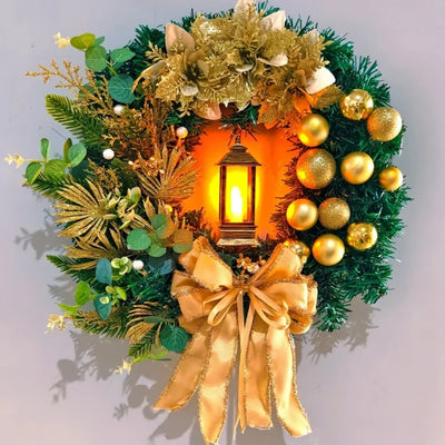 Kerstkrans met Gouden Kerstballen, Bessen en Verlichting