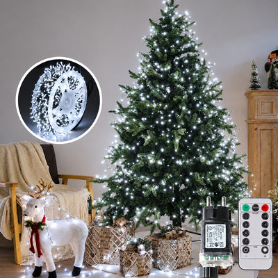 Kerstboom met koud witte clusterverlichting