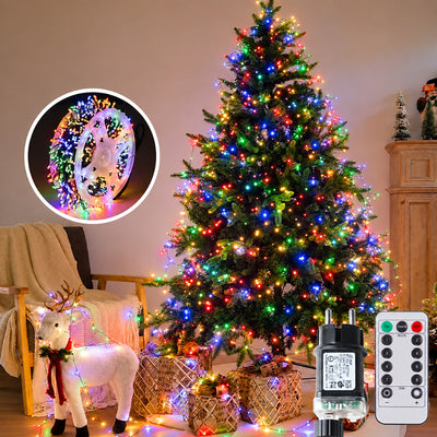 Kerstboom met meerkleurige clusterverlichting