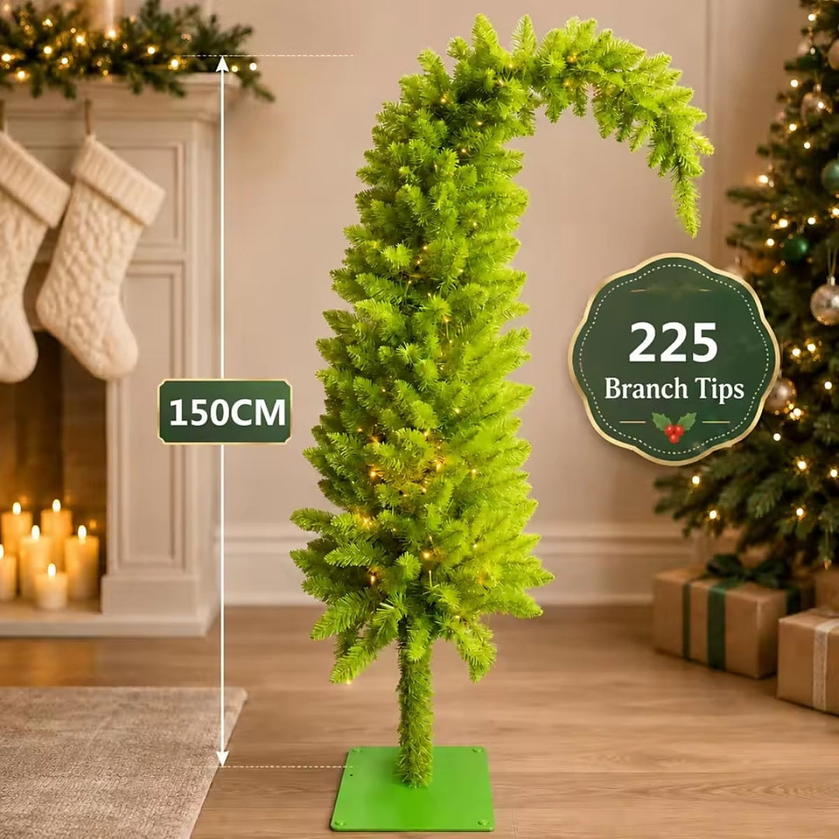 Smalle kerstboom met gebogen top bij de open haard