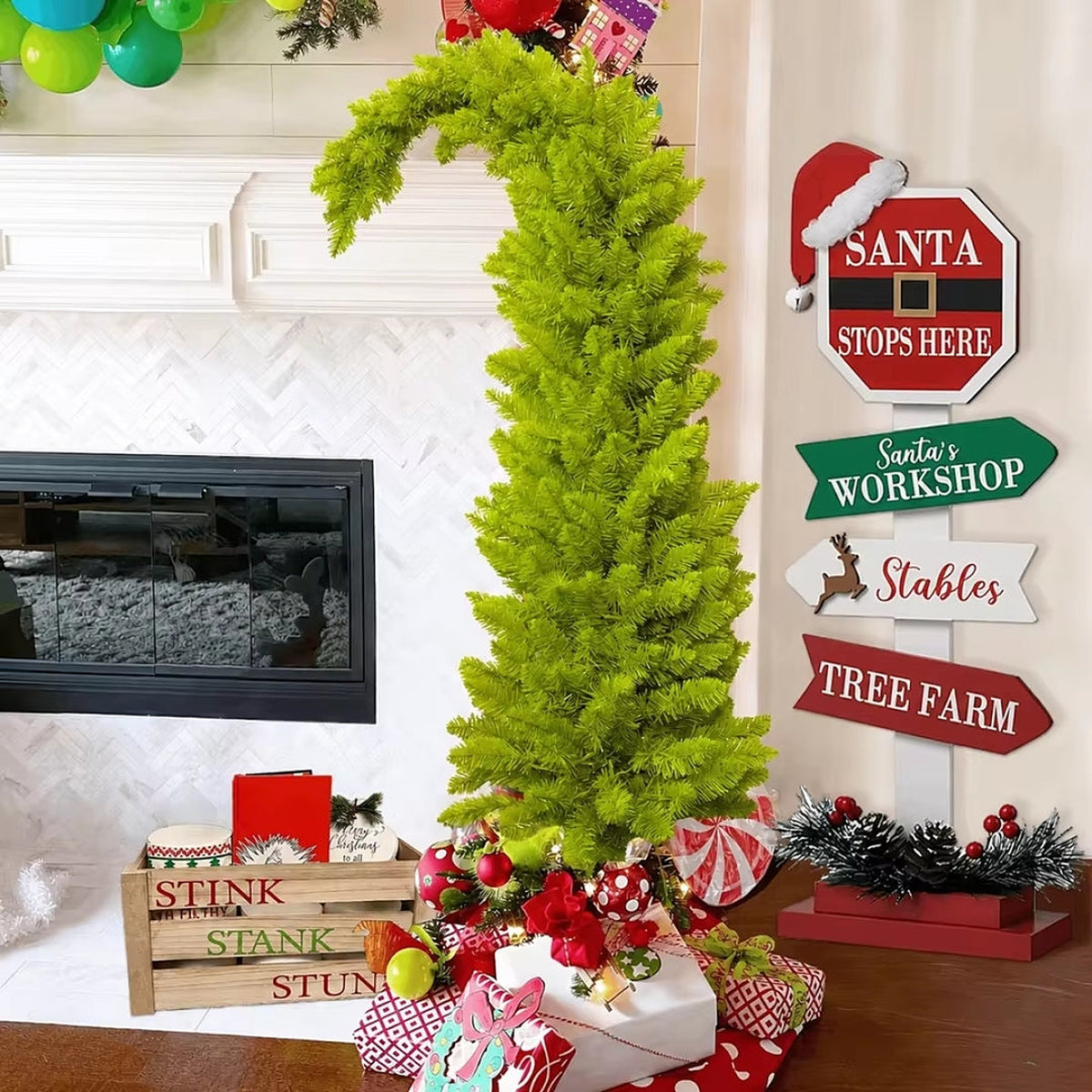 Gebogen kerstboom met kerstdecoratie