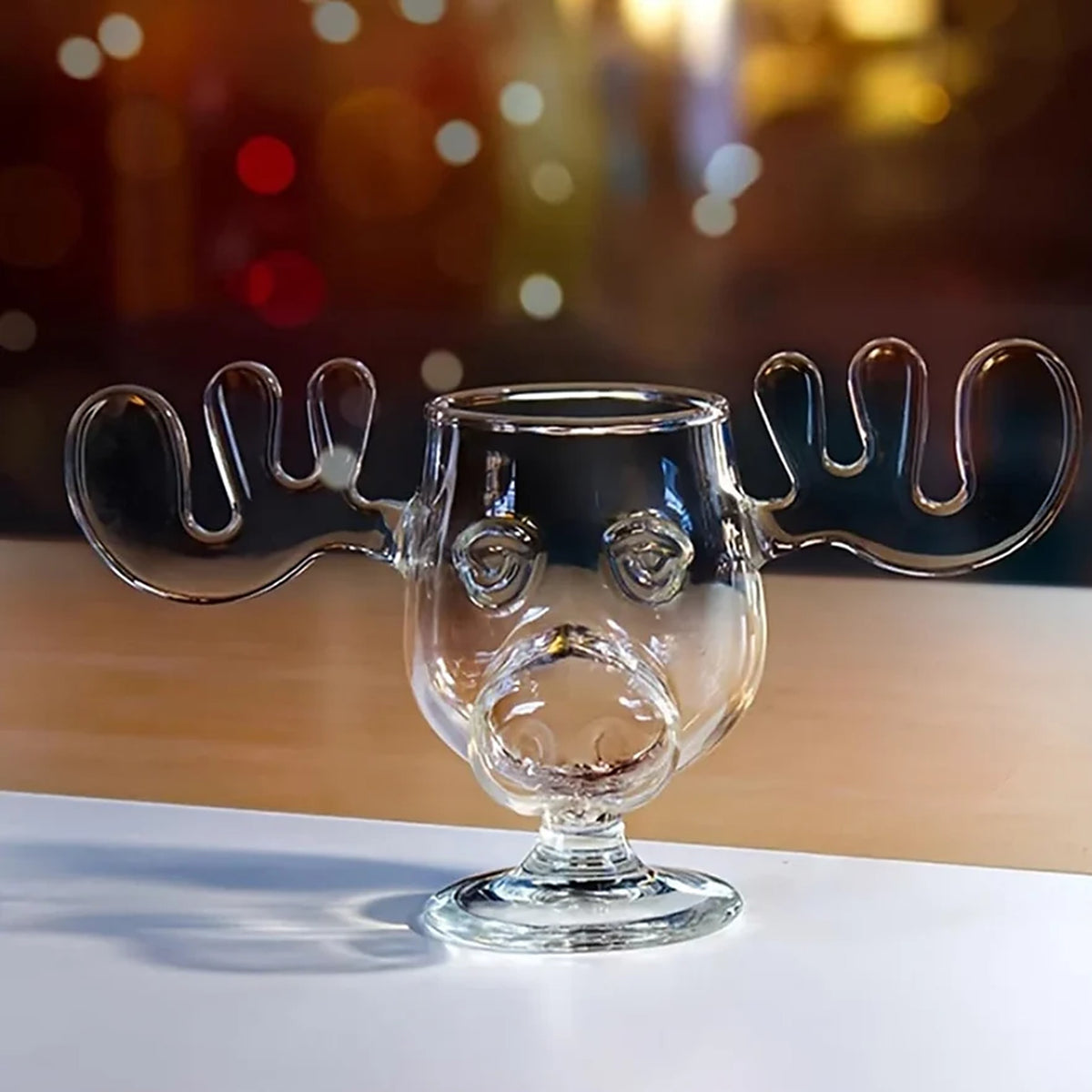 Een glazen kerstmok met elandkop