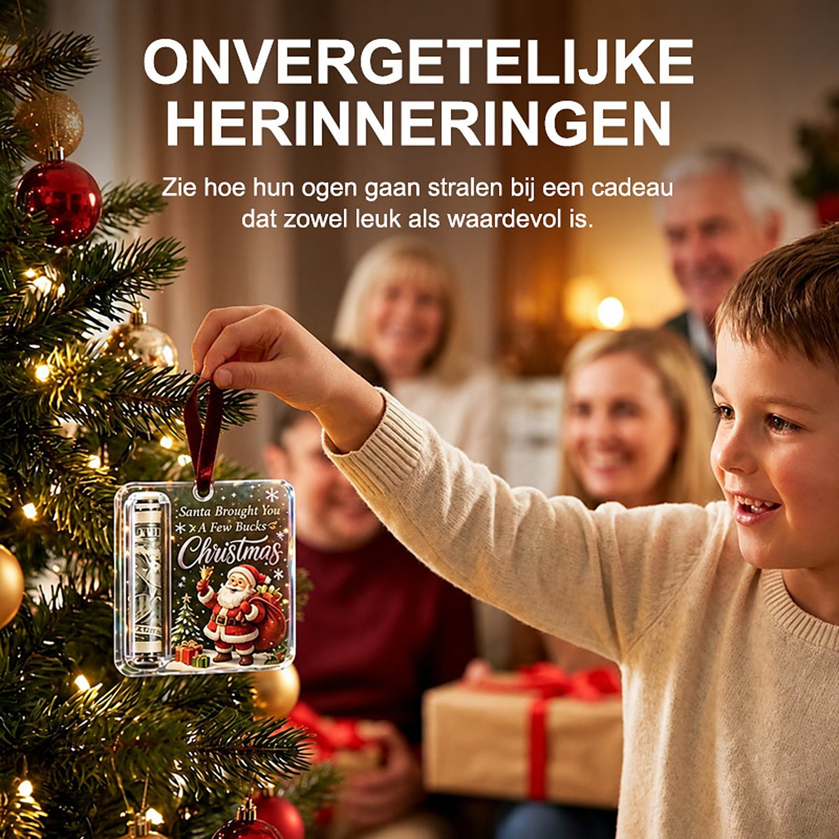 Jongen hangt de geldhouder in de kerstboom