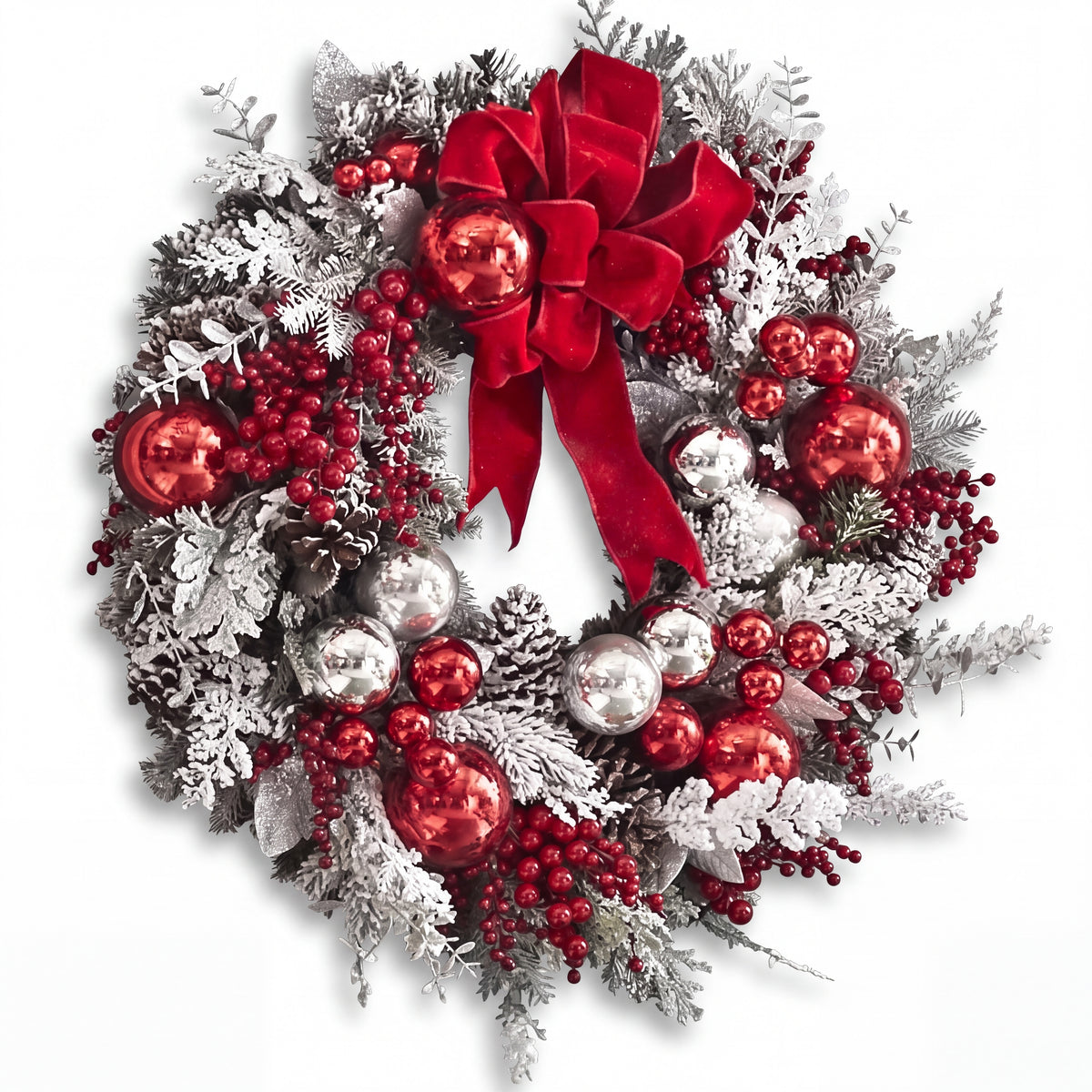 Kerstkrans met kerstballen en rode strik op witte achtergrond
