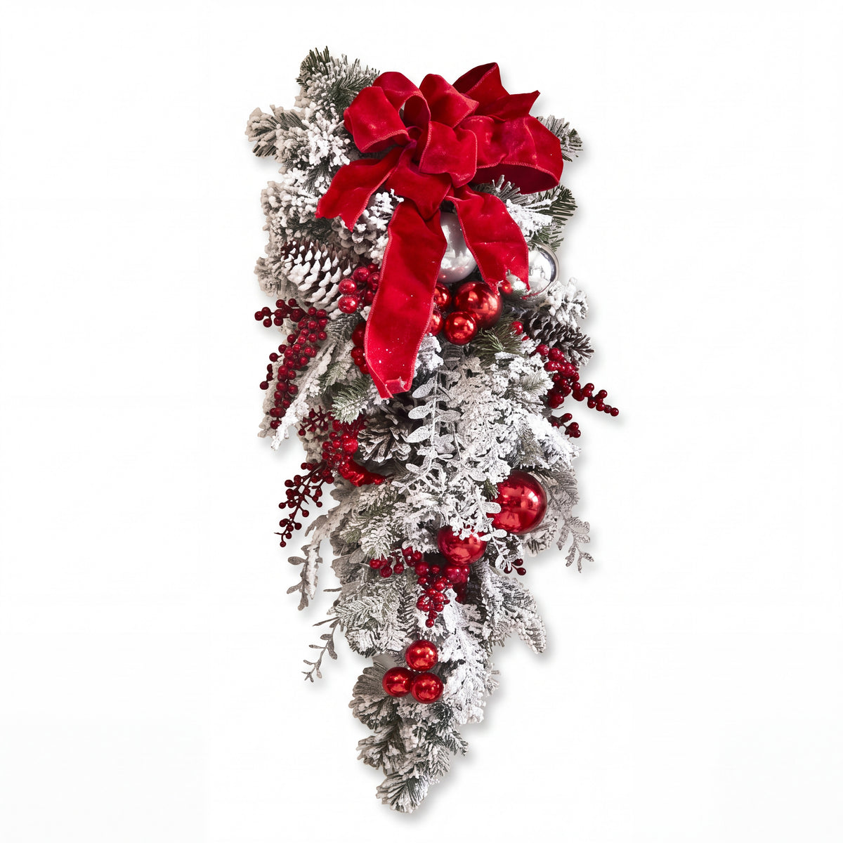 Kerst deurhanger met kerstballen en rode strik op witte achtergrond