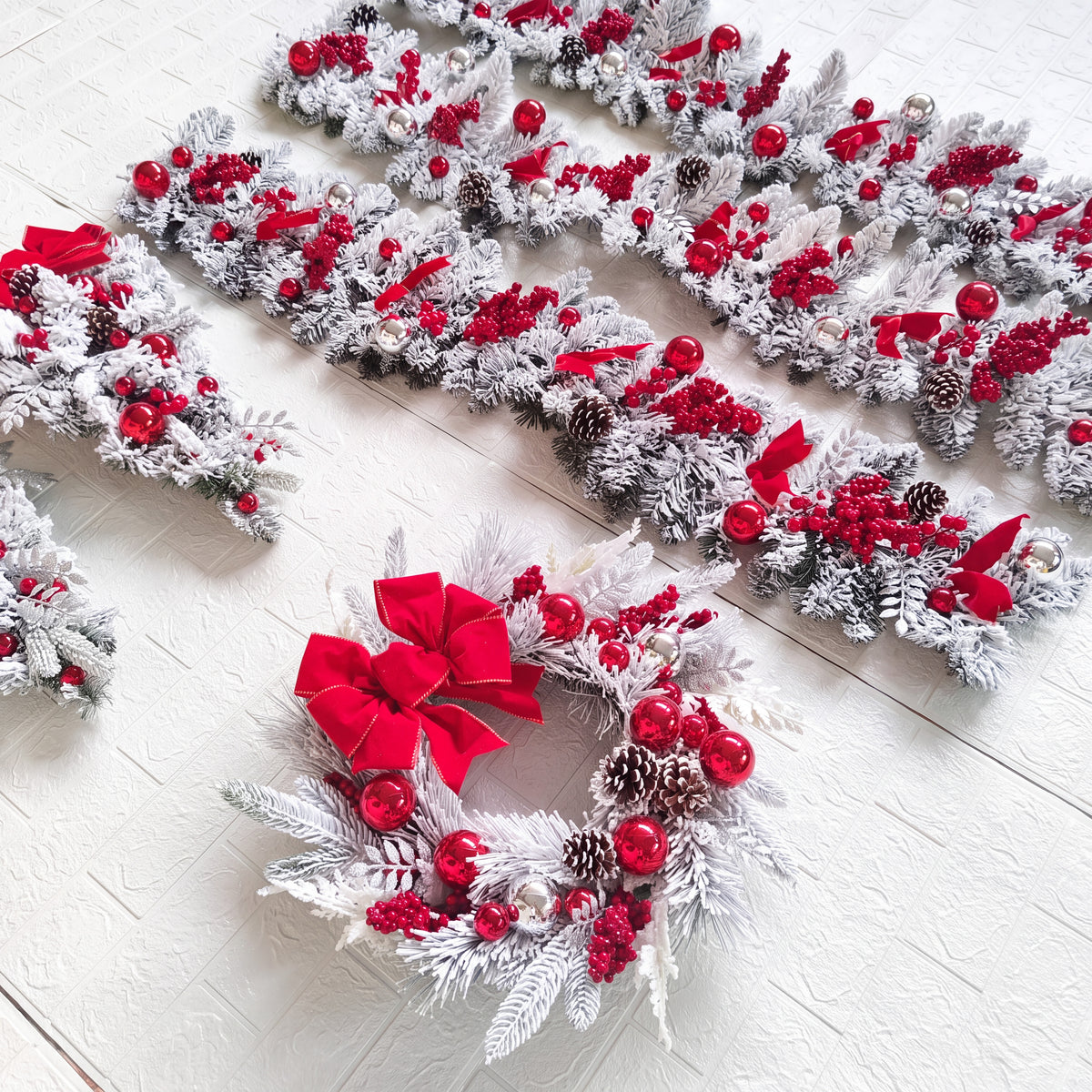 Kerstslinger en kerstkrans met kerstballen en rode strik