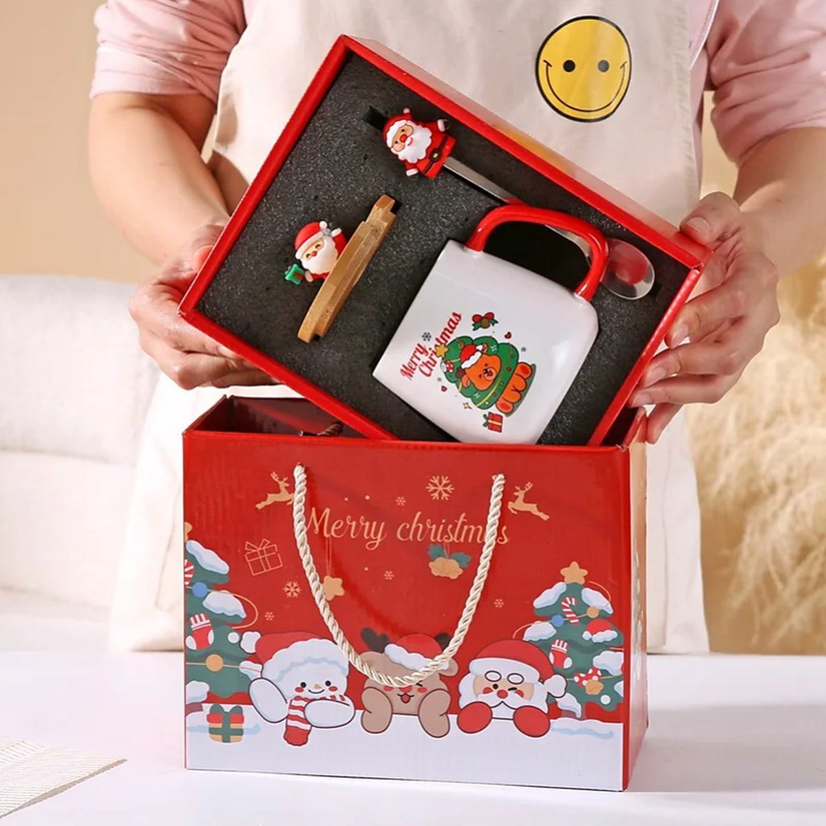 Kerstmok in cadeaudoos rood met kerstboom