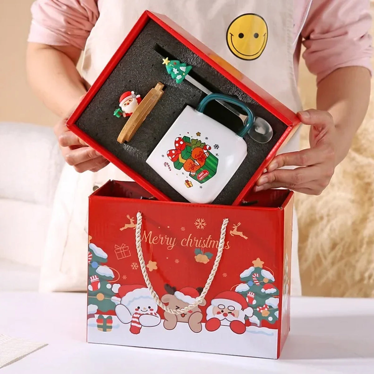 Kerstmok in cadeaudoos groen met cadeautjes