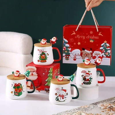 Vier kerstmokken met cadeaudoos en draagtas