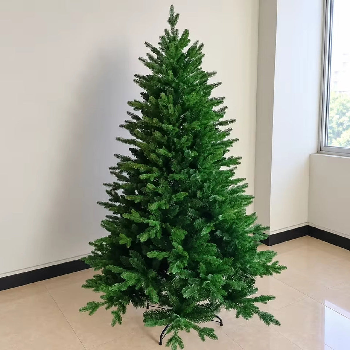 Kunstkerstboom in de hoek van een kamer