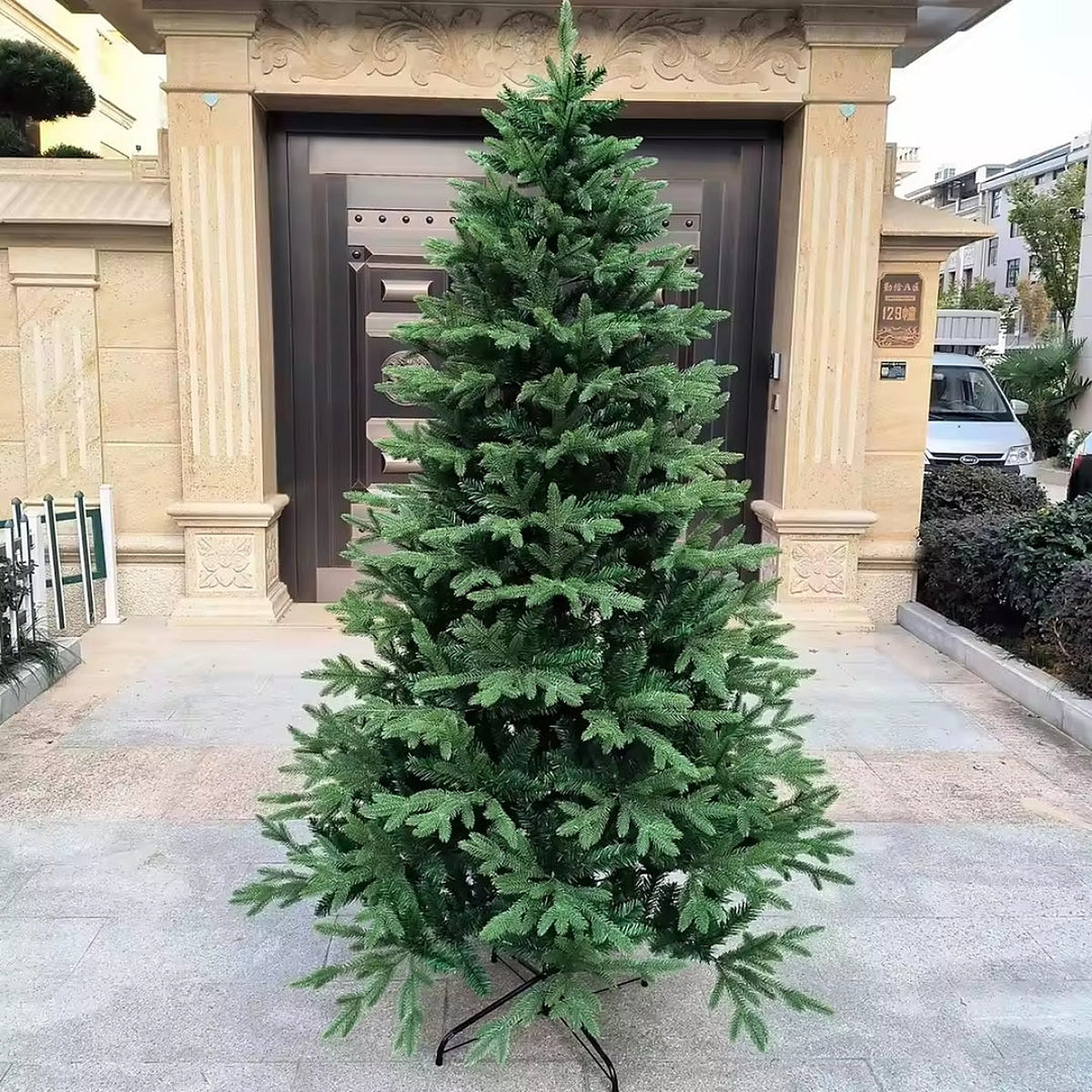 Grote kunstkerstboom bij een entree