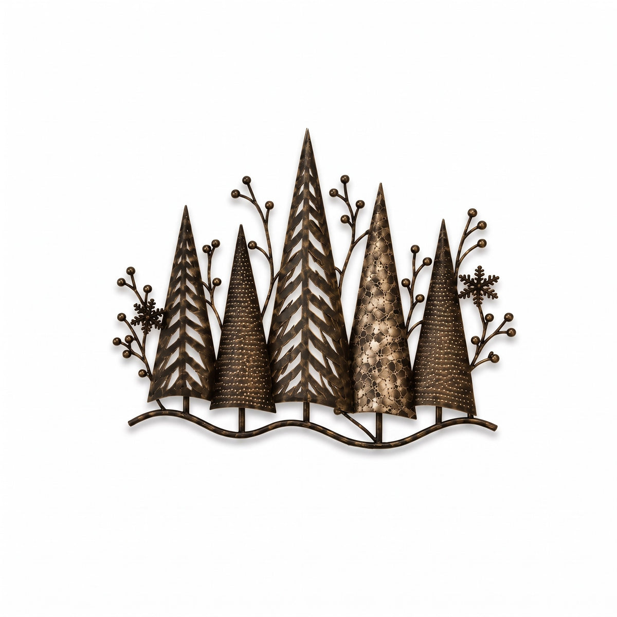 Metalen wanddecoratie met vijf kerstbomen op witte achtergrond