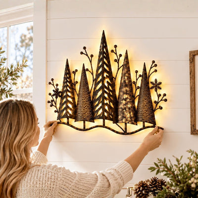 LED wanddecoratie met kerstbomen wordt aan de muur gehangen