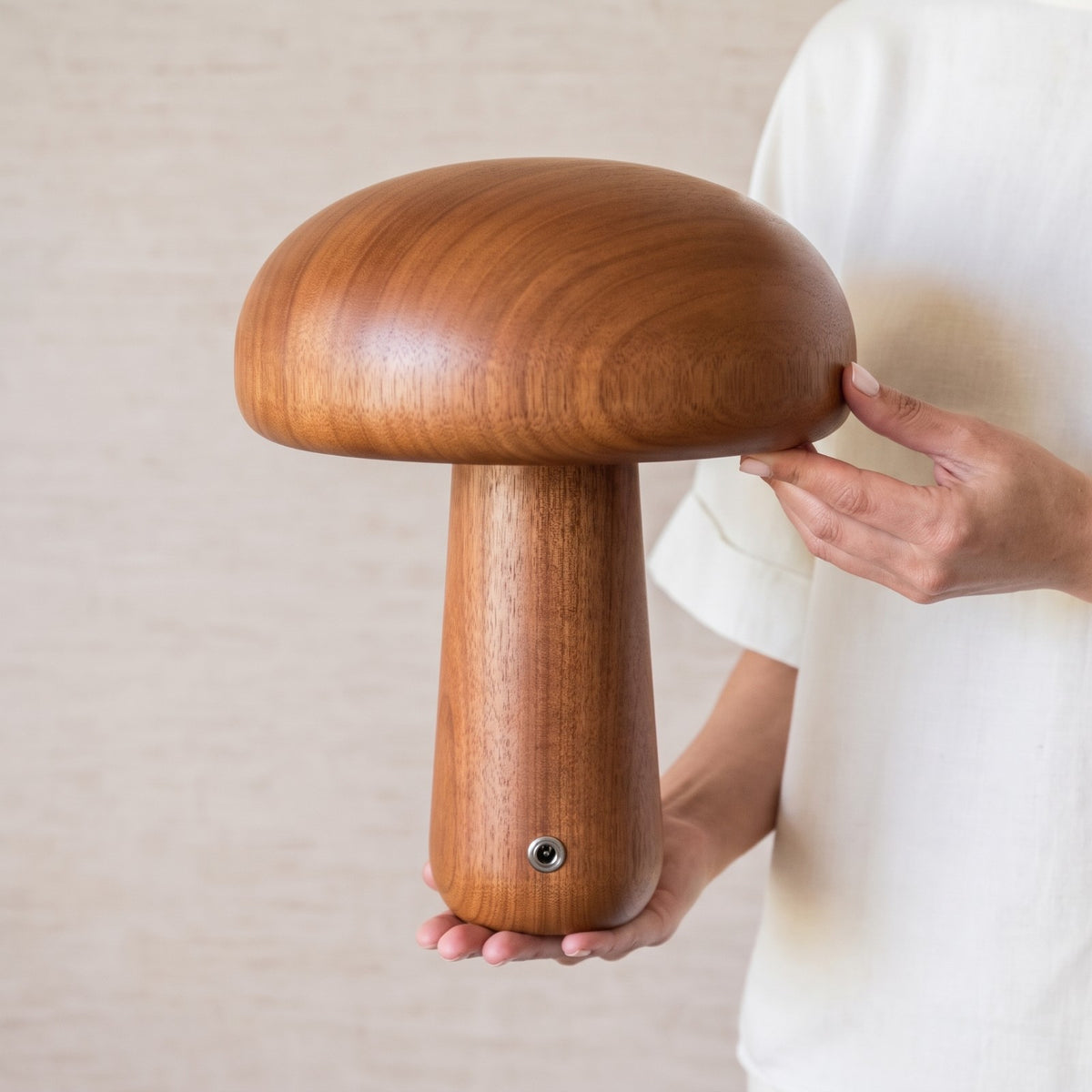 Mushroom Lamp - Houten Paddenstoel Tafellamp in de hand