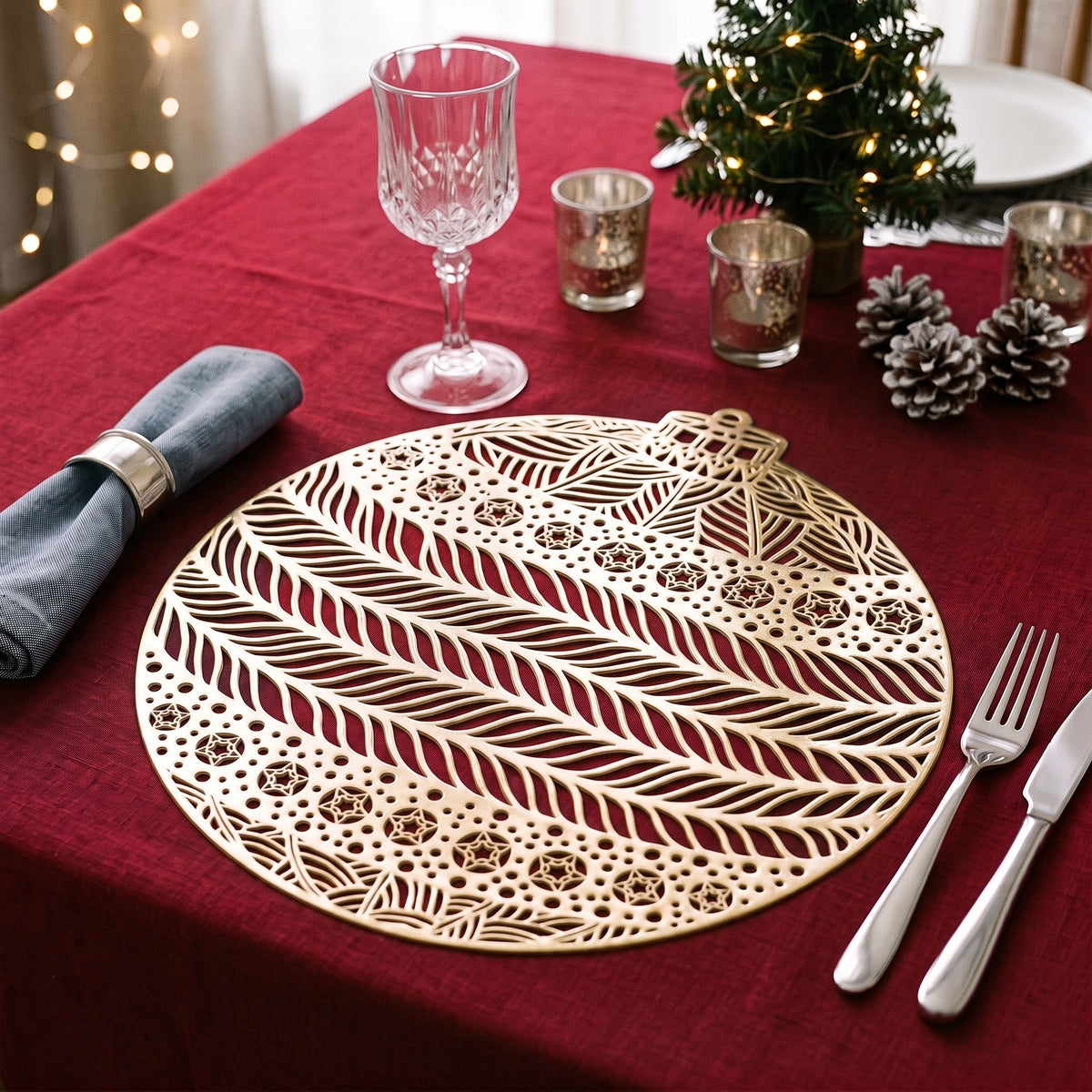 Placemat Kerst – Gouden Placemats in de Vorm van een Kerstbal (2)