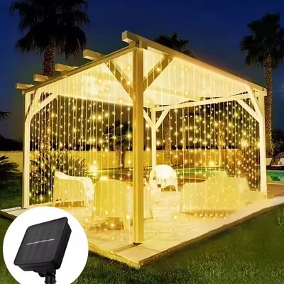 Solar lichtgordijn warm wit aan een pergola