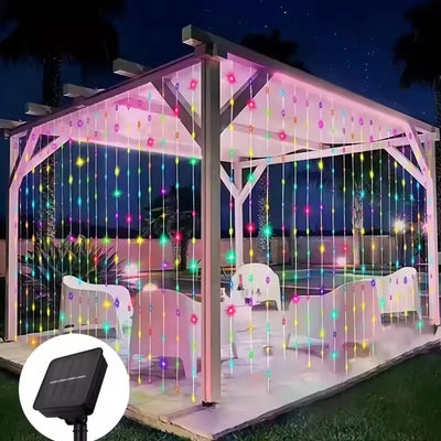 Solar lichtgordijn meerkleurig aan een pergola