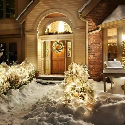 Solar kerstverlichting bij een huis in de sneeuw