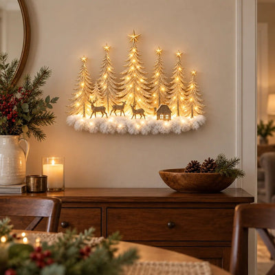 Winterbos wanddecoratie boven een dressoir met kaarsen